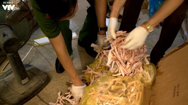 Thu gom và tiêu hủy hàng tấn lòng lợn không rõ nguồn gốc, xuất xứ