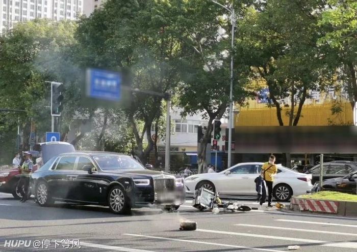 Nam shipper được chính cô gái chủ xe hơi tiền tỉ mình tông trúng an ủi