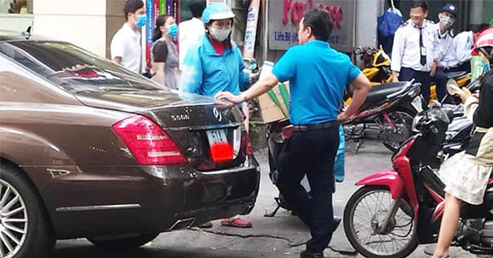 Nam shipper được chính cô gái chủ xe hơi tiền tỉ mình tông trúng an ủi