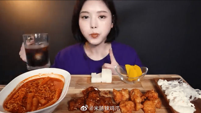 YouTuber Hàn bị tố cắt sửa clip để nhổ, bỏ bớt đồ ăn khi làm mukbang