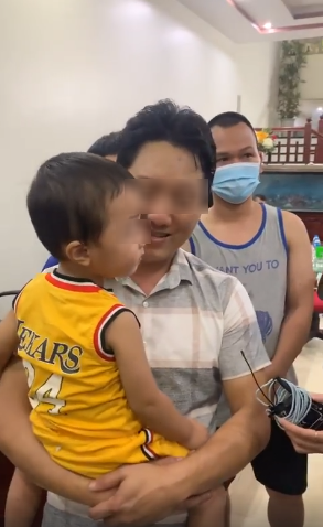 Hình ảnh hiếm hoi của cả bố lẫn mẹ bé trai Bắc Ninh
