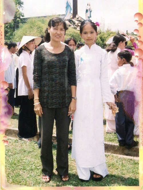 Ngọc Trinh lộ ảnh chụp bên mẹ kế: Nhan sắc, chân dài vượt trội từ nhỏ