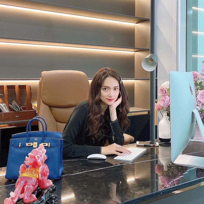 Ngọc Trinh, Diệp Lâm Anh khoe góc làm việc sang chảnh