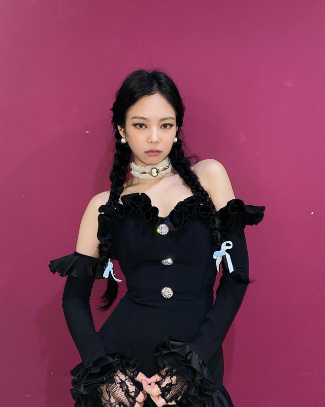 Fansite Jennie chi tiền đẳng cấp: Đem ảnh idol chiếu quanh Trái Đất