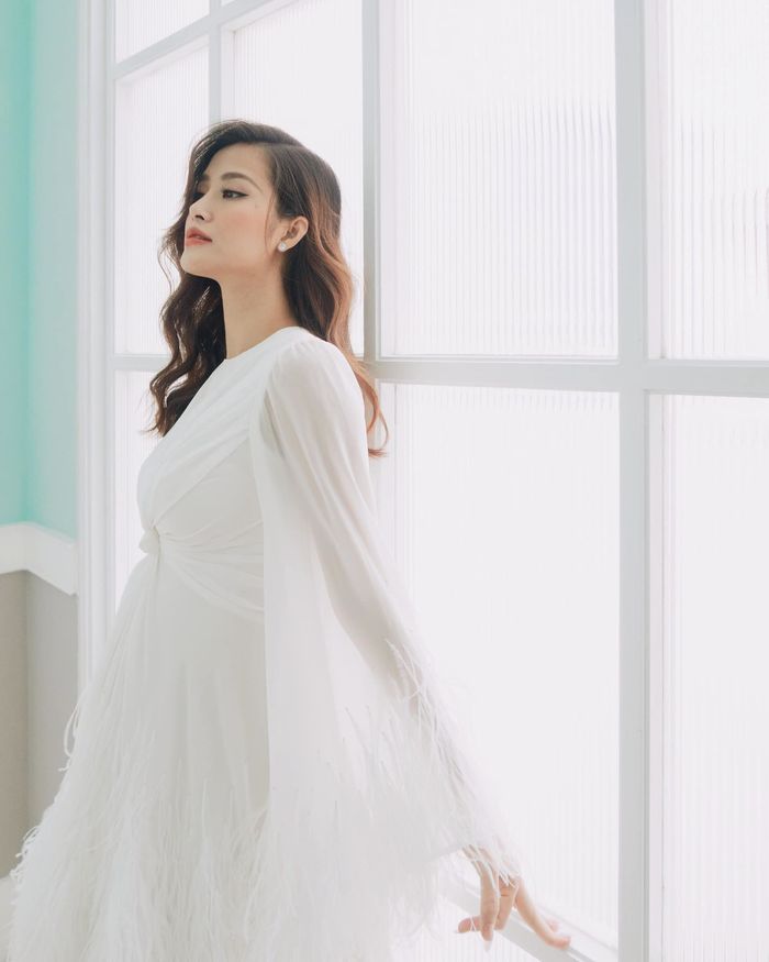 Cùng mang bầu nhưng Đông Nhi chăm chỉ khoe, Hà Hồ lại giấu nhẹm