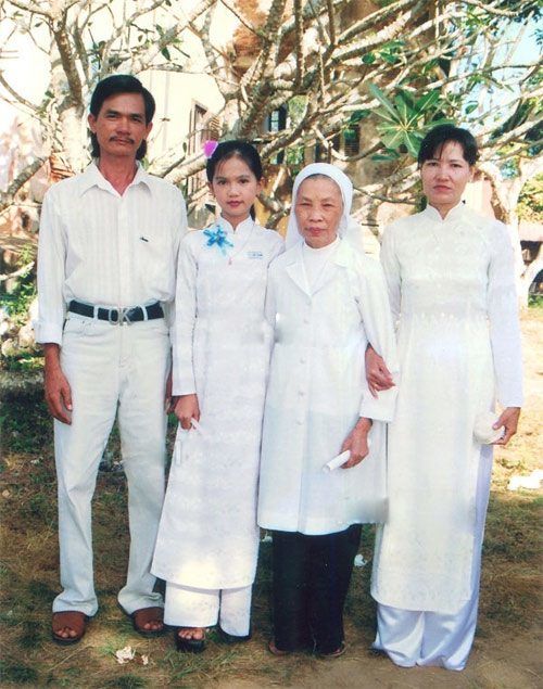 Ngọc Trinh lộ ảnh chụp bên mẹ kế: Nhan sắc, chân dài vượt trội từ nhỏ