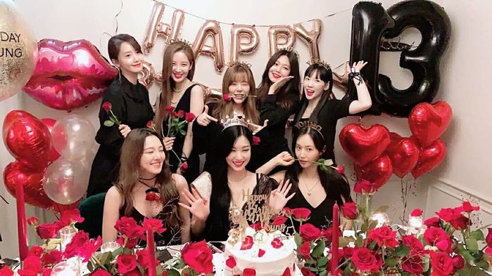SNSD gây xúc động khi tụ họp đông đủ kỷ niệm 13 năm debut