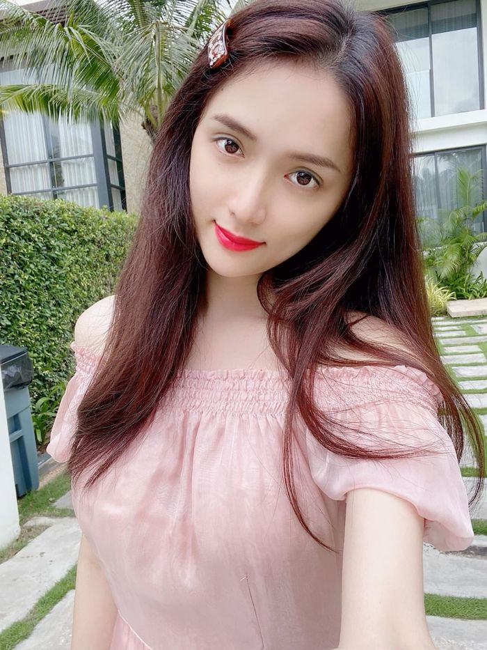 Thuý Ngân, Lan Ngọc đến Hari Won thực hiện thử thách cosplay mẹ ruột