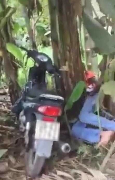 Lái xe thể hiện độ chất chơi, thanh niên nhận kết đắng nằm ở bụi chuối