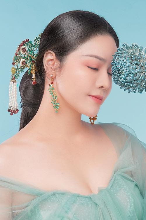 Tim công khai thân thiết gái xinh lạ mặt, Hương Giang khoe đường cong