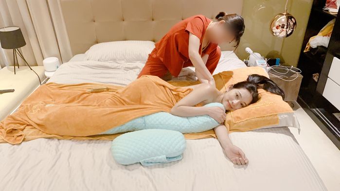Mẹ bầu Sara Lưu sướng như bà hoàng, có người đến massage tận giường
