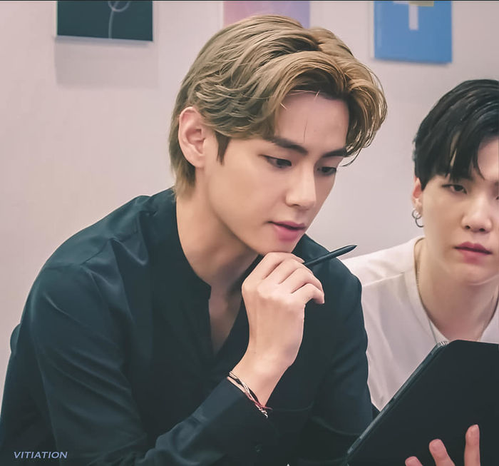 Để tóc vàng lãng tử, V (BTS) được ví đẹp như Leonardo DiCaprio