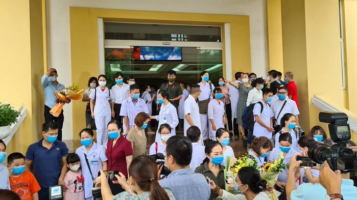 Đoàn y bác sĩ Hà Nội, Hải Phòng lên đường đến với tâm dịch Đà Nẵng