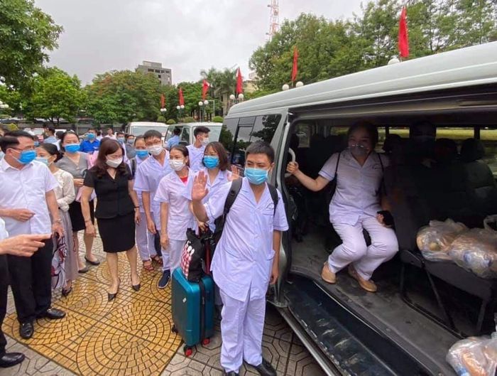 Đoàn y bác sĩ Hà Nội, Hải Phòng lên đường đến với tâm dịch Đà Nẵng