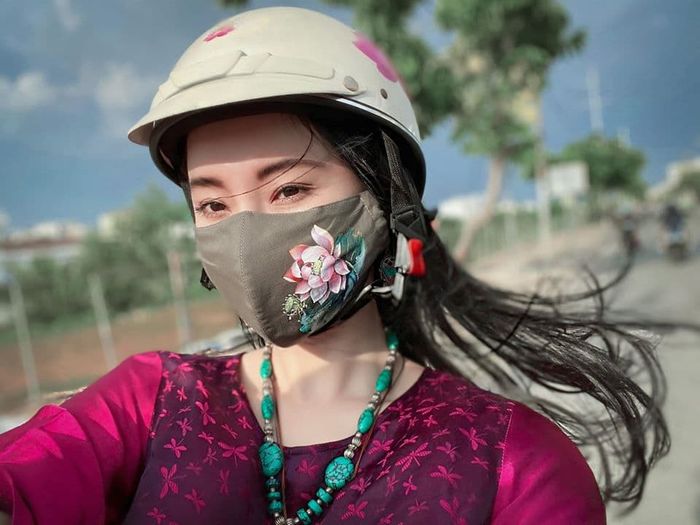 Ngọc Trinh hôn trai lạ, Đặng Thu Thảo mũm mĩm thấy rõ sau sinh con