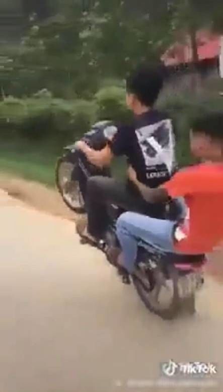Lái xe thể hiện độ chất chơi, thanh niên nhận kết đắng nằm ở bụi chuối