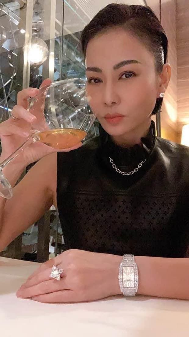 Ngọc Trinh hôn trai lạ, Đặng Thu Thảo mũm mĩm thấy rõ sau sinh con