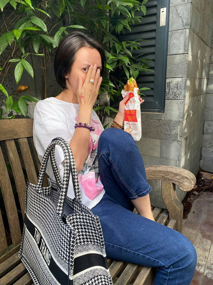 Vợ chồng Thúy Vân tình tứ bên nhau, Lê Giang khoe ảnh diện váy cưới