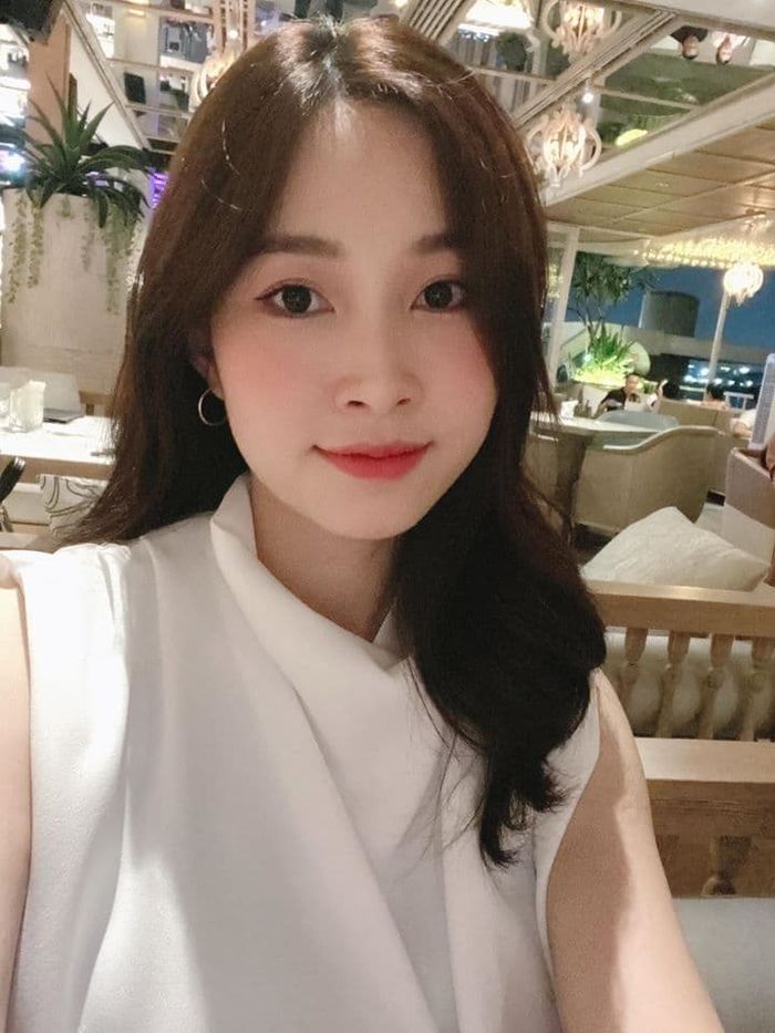 Ngọc Trinh hôn trai lạ, Đặng Thu Thảo mũm mĩm thấy rõ sau sinh con