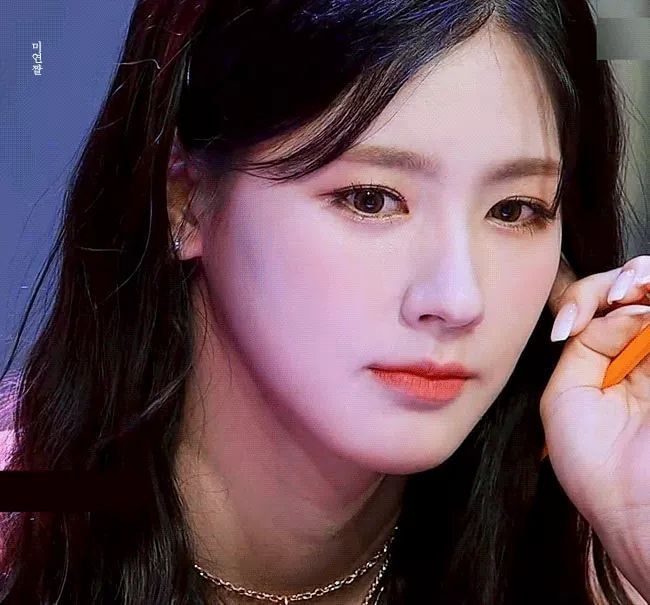 Miyeon (G)-IDLE gây sốt khi tham gia show truyền hình