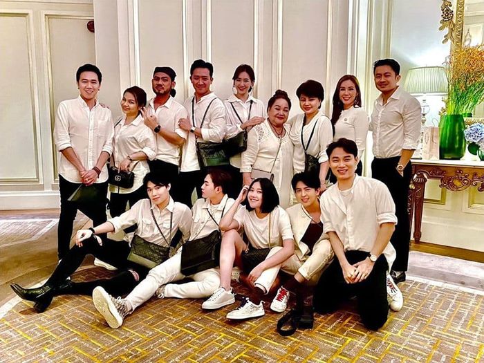 Ngọc Trinh hôn trai lạ, Đặng Thu Thảo mũm mĩm thấy rõ sau sinh con