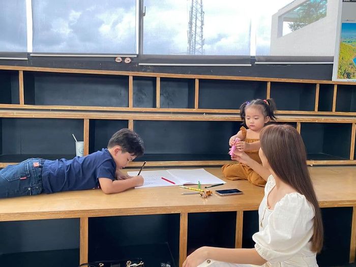 Hội bạn Trấn Thành cùng diện đồ hiệu, Kỳ Duyên khoe vòng 1 gợi cảm