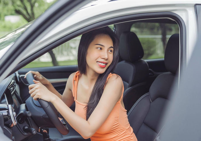 Karik công khai bạn gái, Lan Ngọc diện bikini khoe eo con kiến