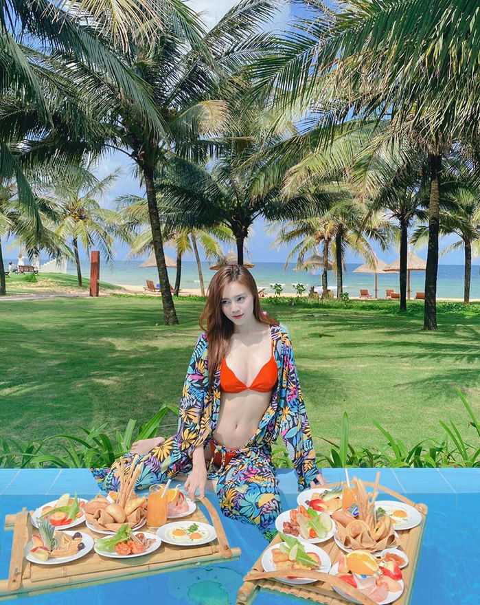 Karik công khai bạn gái, Lan Ngọc diện bikini khoe eo con kiến