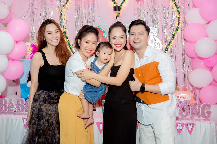 Hiền Thục diện bikini gợi cảm ở tuổi U40, Mai Phương Thúy khoe mặt mộc
