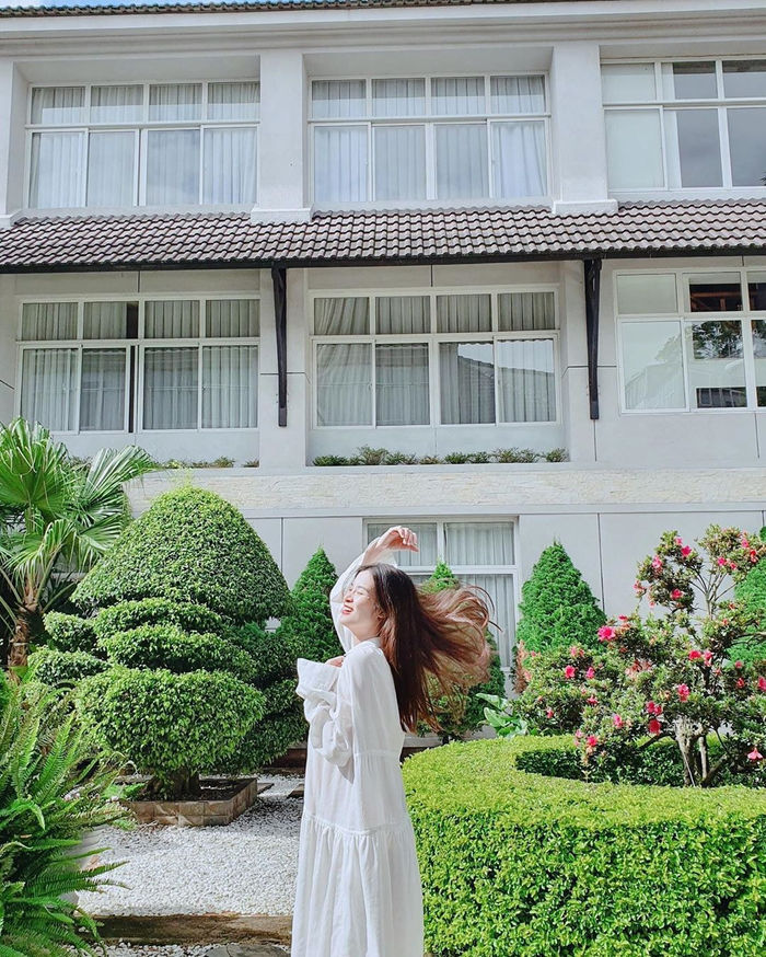 Jun Vũ đọ sắc với Linh Ka, Ngọc Trinh khoe eo con kiến