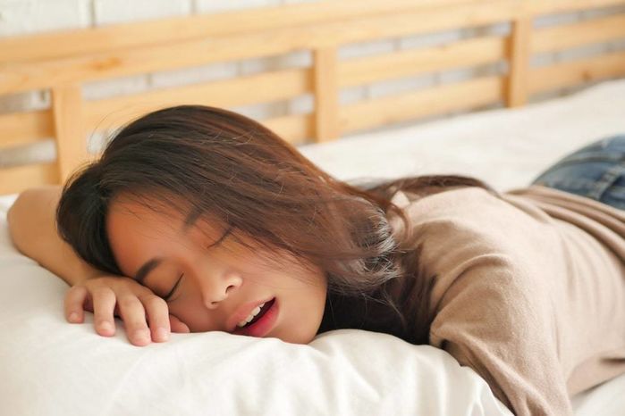 10 lí do khiến bạn thức dậy với gương mặt sưng múp vào buổi sáng