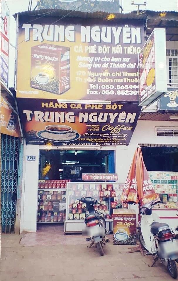Hé lộ cửa hàng đầu tiên và cuộc sống hậu ly hôn của vua cà phê