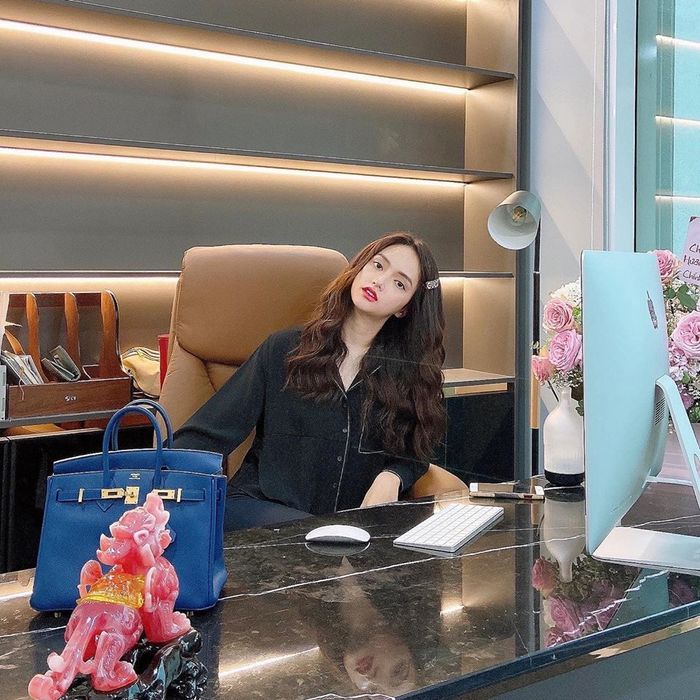 Ngọc Trinh, Diệp Lâm Anh khoe góc làm việc sang chảnh