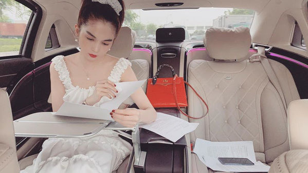 Ngọc Trinh, Diệp Lâm Anh khoe góc làm việc sang chảnh