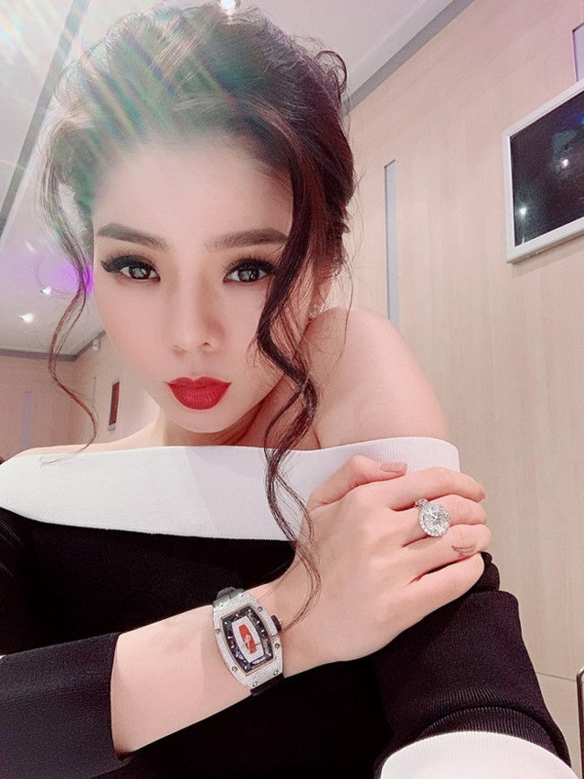 Thú chơi đồng hồ của Lệ Quyên: Chiếc đắt đỏ nhất lên đến 23 tỷ đồng