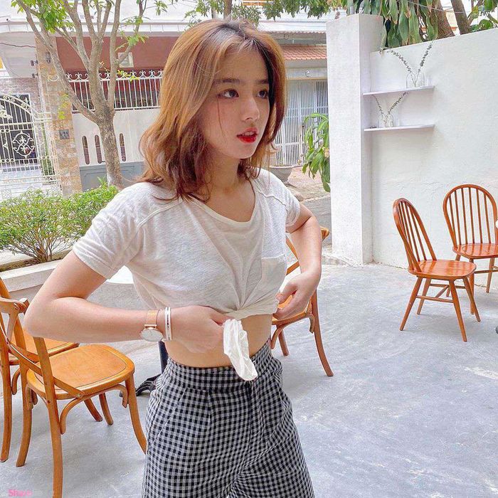 Linh Ka, Hàn Hằng cùng dàn hotgirl Việt sở hữu vòng eo bé siêu thực
