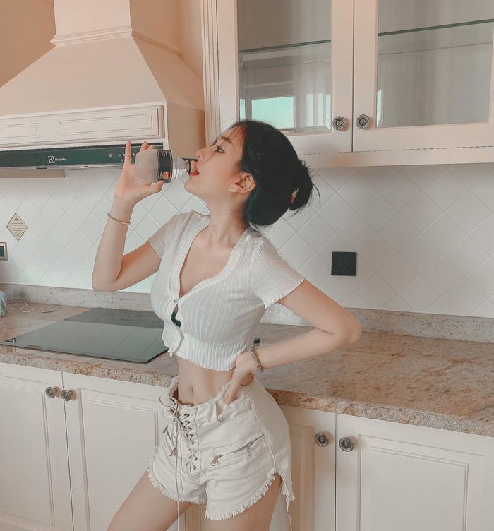 Linh Ka, Hàn Hằng cùng dàn hotgirl Việt sở hữu vòng eo bé siêu thực