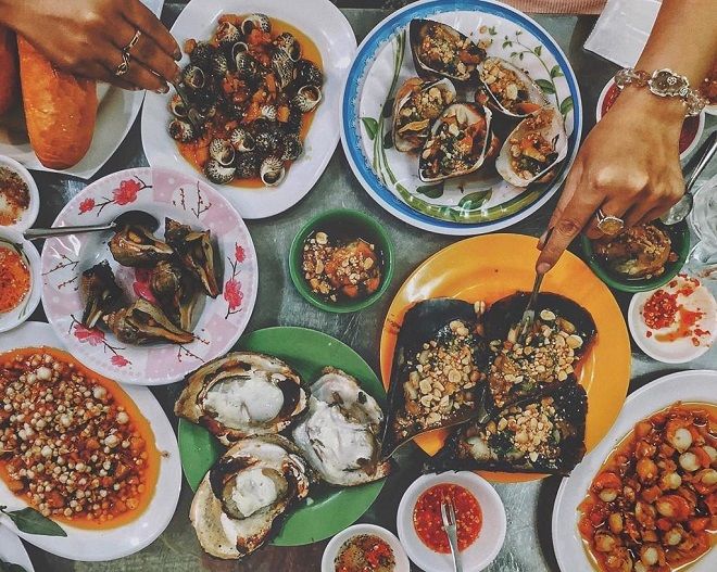 Ghé thăm hẻm ốc rẻ mà ngon tại Sài Gòn: Nguyên liệu tươi, đa dạng