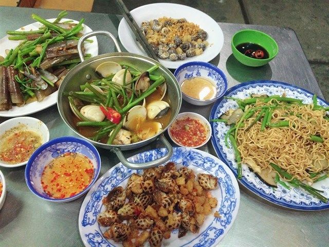 Ghé thăm hẻm ốc rẻ mà ngon tại Sài Gòn: Nguyên liệu tươi, đa dạng