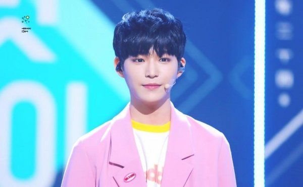 5 idol K-pop lộ nhân cách thật khi máy quay tắt