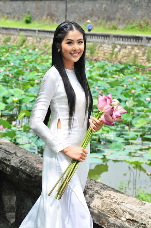 Những bộ ảnh diện áo dài trắng chụp bên đầm sen của mỹ nhân Việt