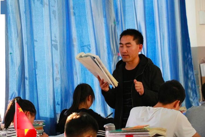 Cảm phục chàng Hiệu phó từng đi nhặt phế, 12 năm nuôi mẹ bị bệnh