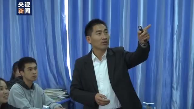 Cảm phục chàng Hiệu phó từng đi nhặt phế, 12 năm nuôi mẹ bị bệnh