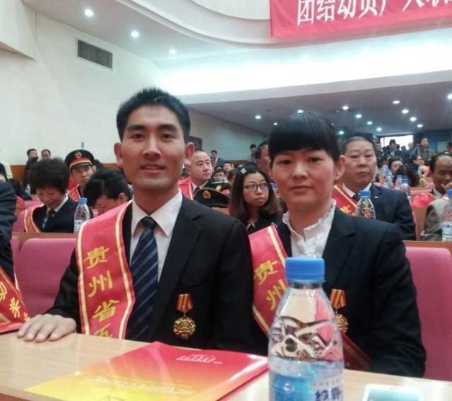 Cảm phục chàng Hiệu phó từng đi nhặt phế, 12 năm nuôi mẹ bị bệnh