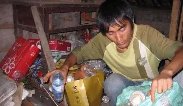 Cảm phục chàng Hiệu phó từng đi nhặt phế, 12 năm nuôi mẹ bị bệnh
