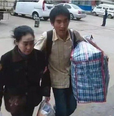 Cảm phục chàng Hiệu phó từng đi nhặt phế, 12 năm nuôi mẹ bị bệnh