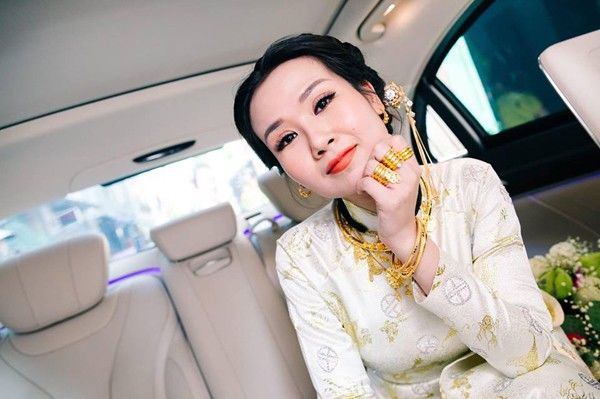 Âu Hà My, Võ Hạ Trâm vàng đeo trĩu cổ trong ngày cưới