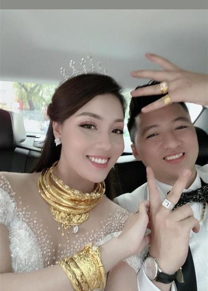 Âu Hà My, Võ Hạ Trâm vàng đeo trĩu cổ trong ngày cưới