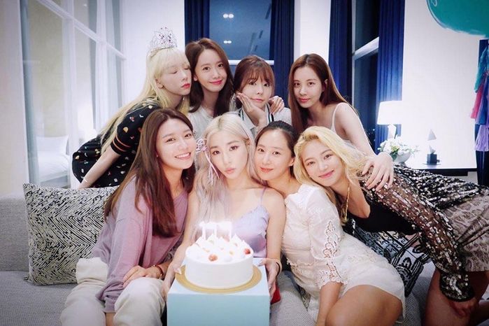 SNSD gây xúc động khi tụ họp đông đủ kỷ niệm 13 năm debut