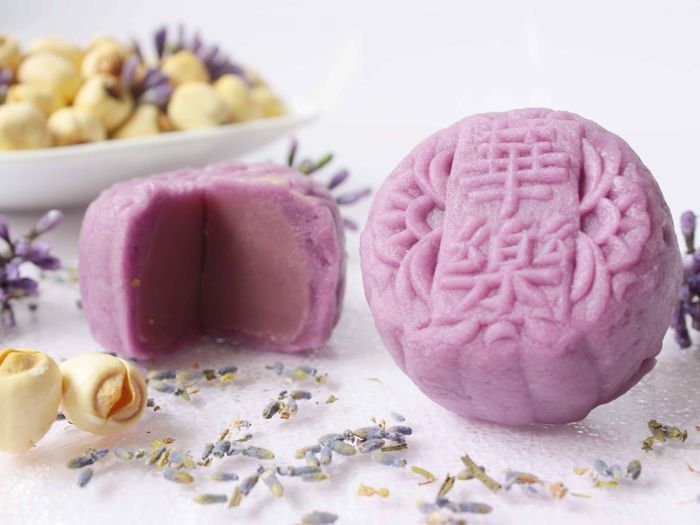 Biến tấu độc lạ bánh trung thu: Hương lavender, vị trái cây hấp dẫn